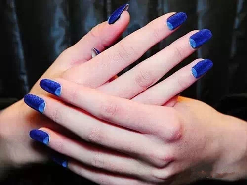 冬天可以试试绒毛指甲 炫酷有时尚